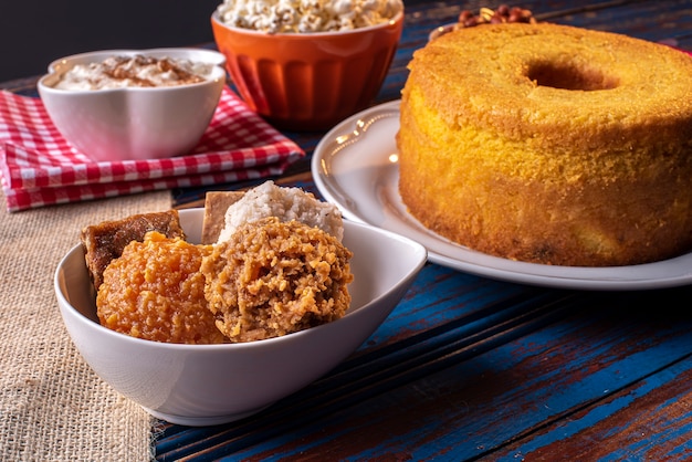 Typische zoetigheden van juni-feest. Maïsmeelcake, popcorn, hominy, pompoenjam en pinda's.