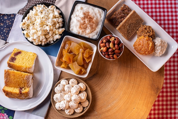 Typische zoetigheden van juni-feest. Maïsmeelcake, popcorn, hominy, pompoenjam en pinda's.