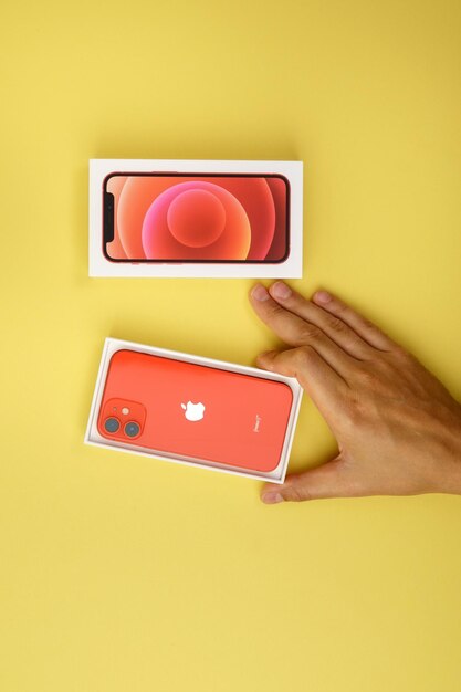 Foto tyumen russialuglio 18 2022 iphone 12 mini prodotto rosso smartphone con schermo multi touch prodotto da apple computer inc foto verticale