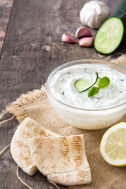 Tzatziki saus in kom op rustieke houten tafel