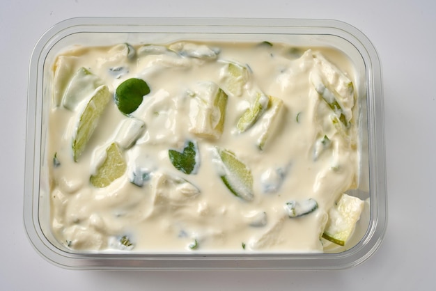 Tzatziki. Turks en Grieks voorgerecht met yoghurt en komkommer. Mediterraans aperitiefhapje.