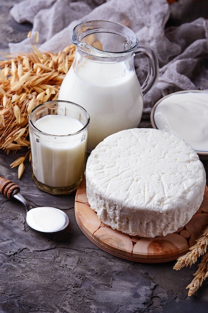 Photo tzfat cheese, milk and wheat grains. symbols of judaic holiday shavuot