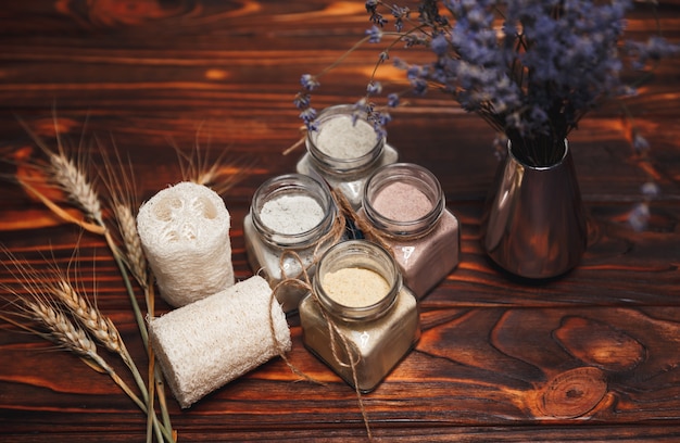 Foto ubtan ayurvedisch. kruiden organische ubtan in glazen fles met gedroogde lavendel bloemen op houten achtergrond