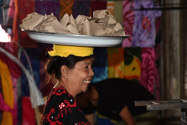 Фото ubud indonesia august 18 2016 местные жители острова бали продают и покупают на городском рынке