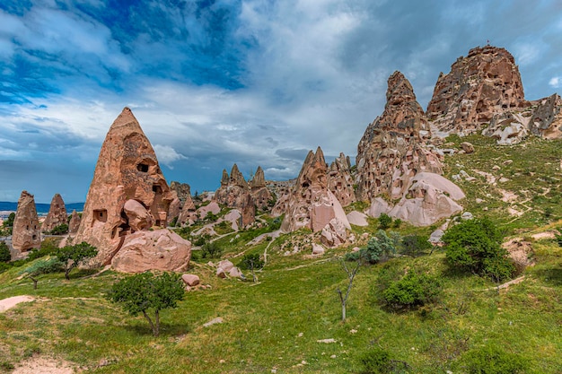 Foto uchisar-kasteel in cappadocië uitgehouwen in rotsformaties