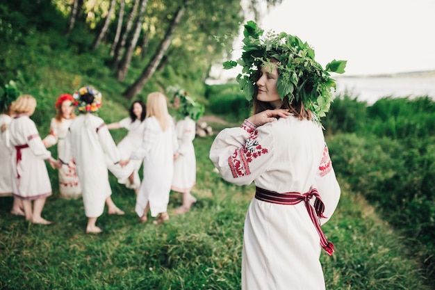 ucranese meisjes dansen in traditionele kleding