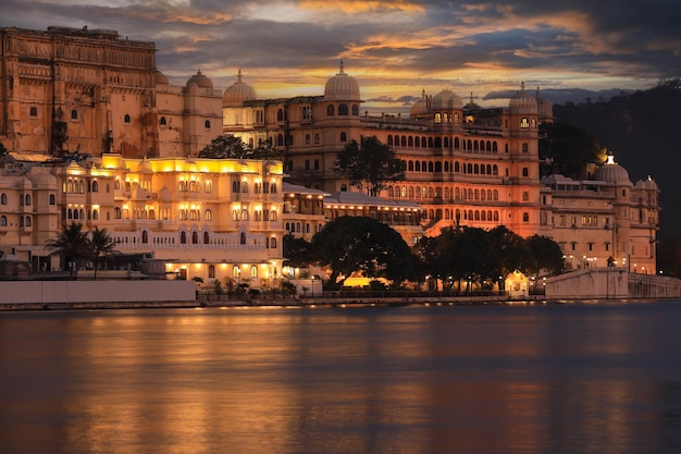 Udaipur City Palace in Rajasthan is een van de belangrijkste toeristische attracties in India