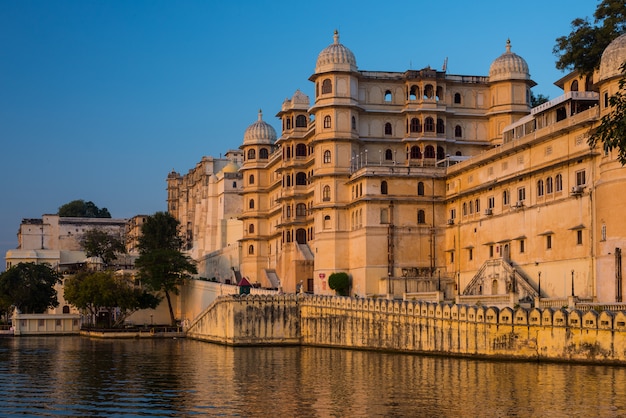 Udaipur stadsgezicht bij zonsondergang.