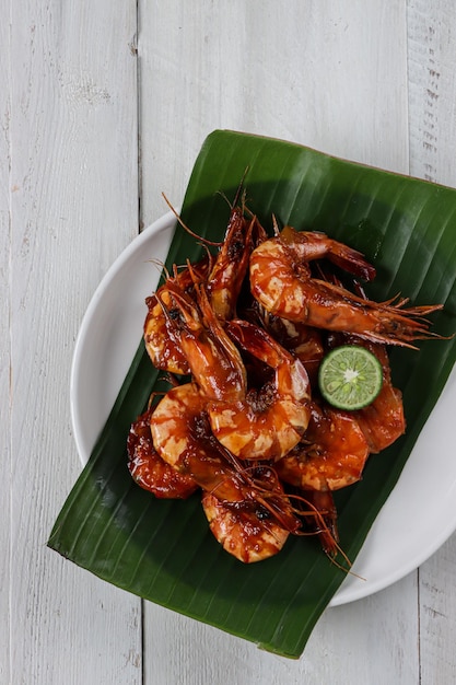 매콤한 꿀 소스를 곁들인 Udang Bakar Madu 바베큐 새우