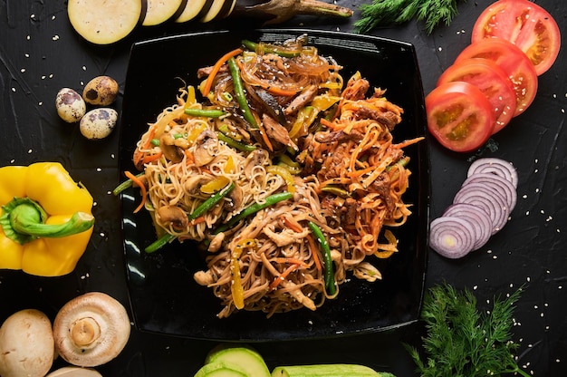 Udon Met Gebakken Kipfilet En Groenten