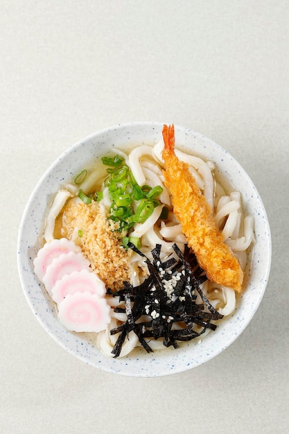 Udon met Zeevruchtenbouillon Krokante Tempura Groene Ui en Narutomaki Topping