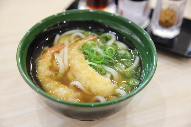 Udon noedels met garnalen tempura