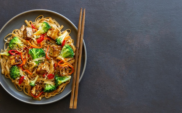 Udon noedels met tofu broccoli wortelen peper en sesam Gezond eten Vegetarisch eten Aziatisch eten