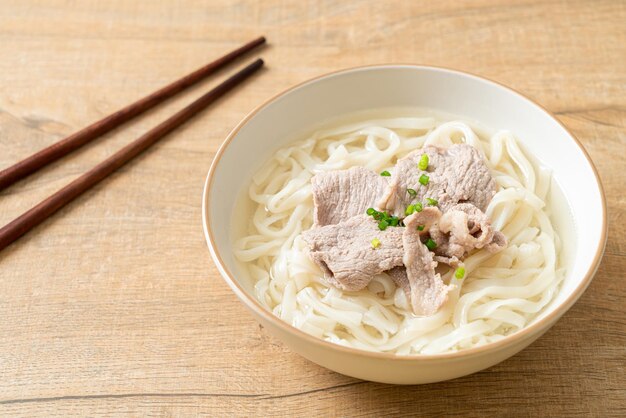 Foto udon noedels met varkensvlees in heldere soep