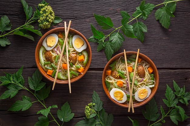 Zuppa di noodle udon con verdure. cibo vegetariano.