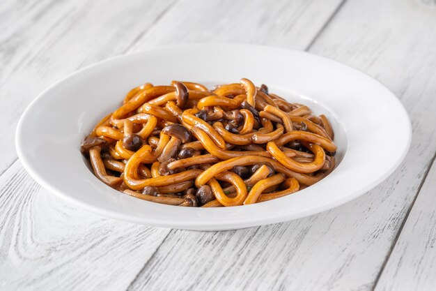 Photo udon noodles with mushrooms