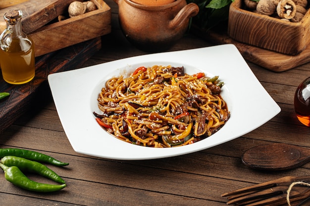 Udon noodles with vegetables and meat