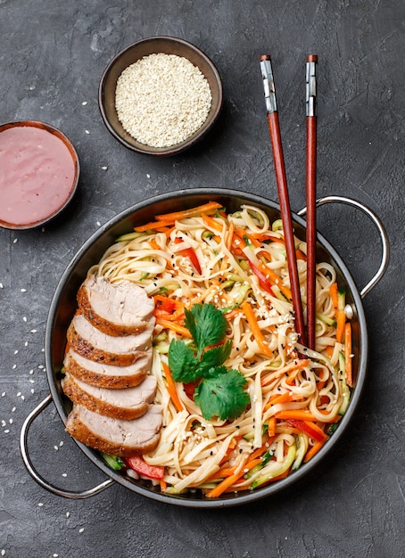 Udon noodles with vegetables 