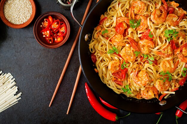 海老、トマト、パプリカのうどんパスタ。上面図