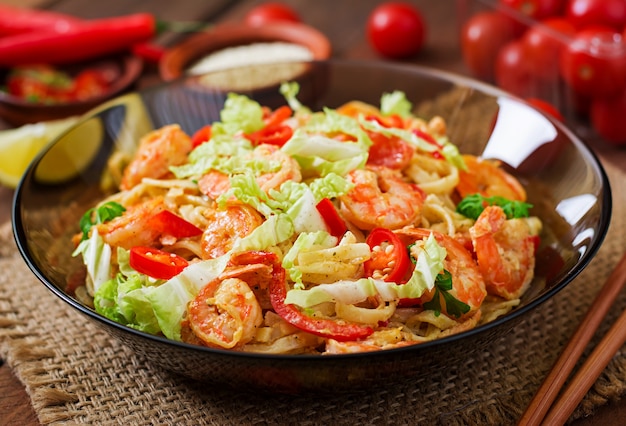 Udon pasta with shrimp, tomatoes and paprika.