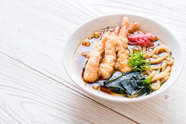 Udon ramen noedels met garnalen tempura