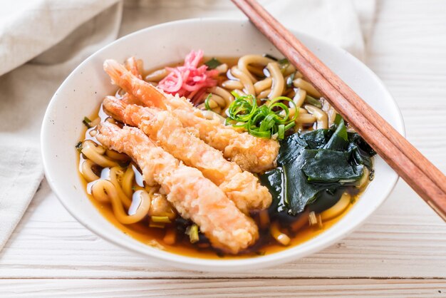 udon ramen noedels met garnalen tempura