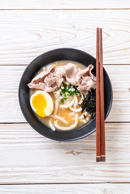 udon ramen noedels met varkenssoep