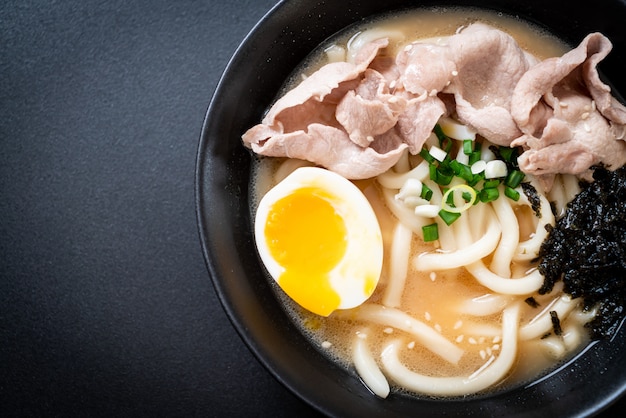 Udon ramen noedels met varkenssoep