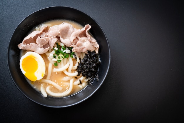 udon ramen noedels met varkensvleessoep