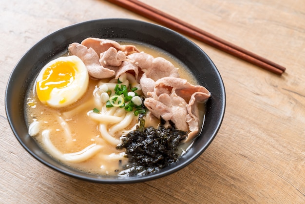 udon ramen noedels met varkensvleessoep