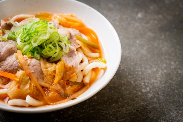 udon ramen noodle met varkensvlees en kimchi