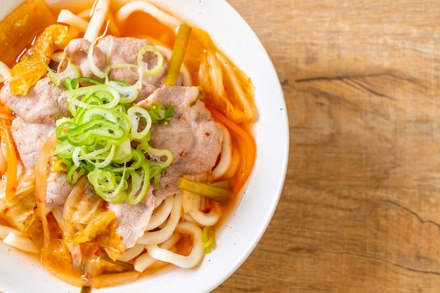 udon ramen noodle met varkensvlees en kimchi