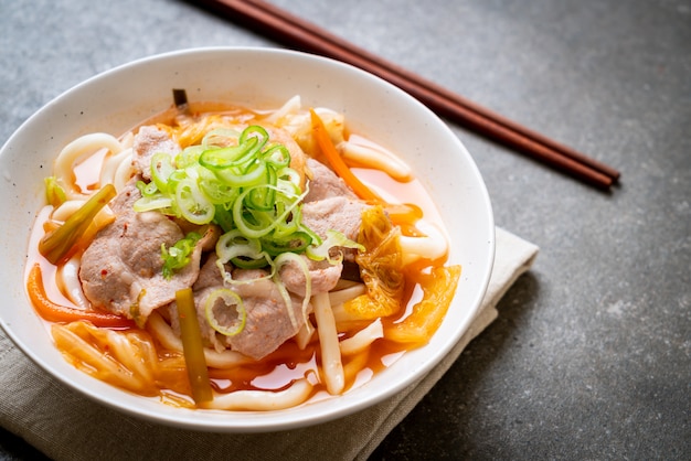 udon ramen noodle met varkensvlees en kimchi