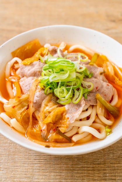 udon ramen noodle met varkensvlees en kimchi