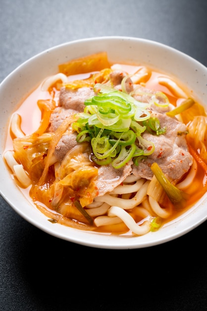 udon ramen noodle met varkensvlees en kimchi