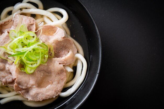 Foto udon ramen noodle met varkensvlees