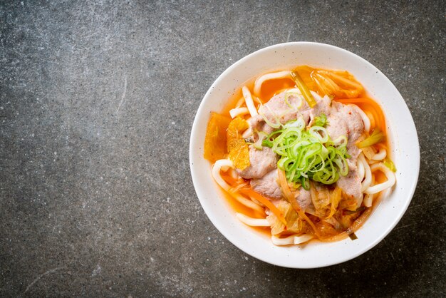 豚肉とキムチ入りうどんラーメン