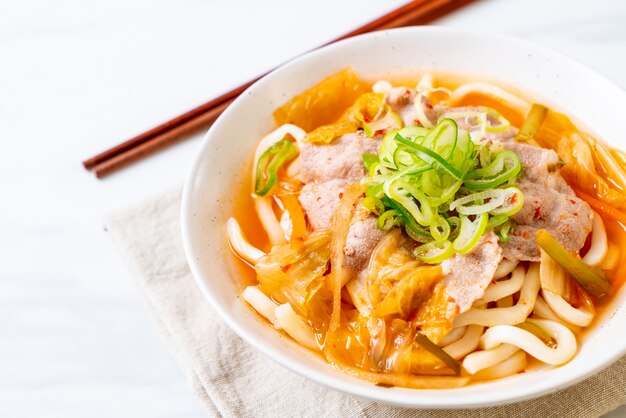 豚肉とキムチ入りうどんラーメン