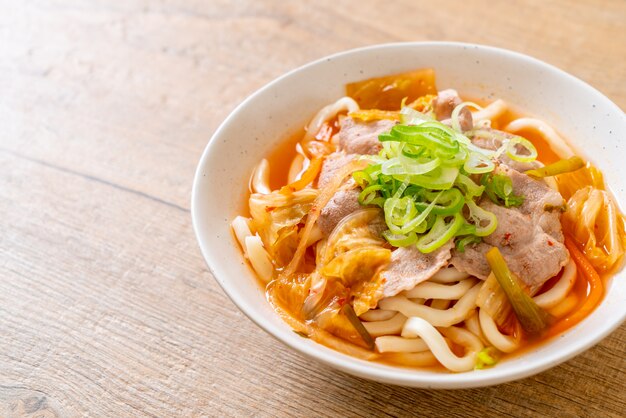 豚肉とキムチ入りうどんラーメン