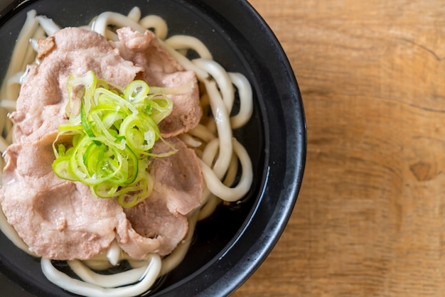 Foto tagliatella di udon ramen con maiale (shio ramen)