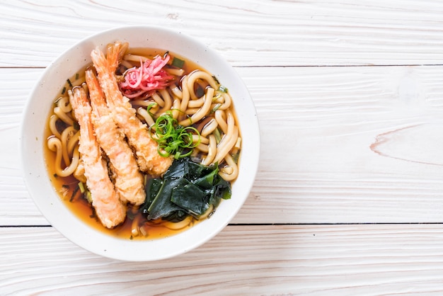 udon ramen noodles met garnalen tempura