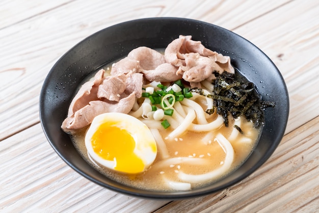 Tagliatelle di ramon udon con zuppa di maiale