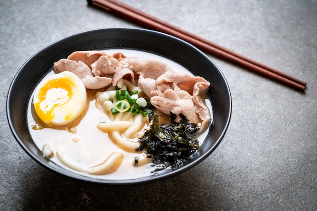 Tagliatelle di ramon udon con zuppa di maiale