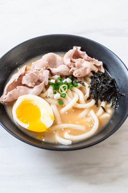 Tagliatelle di ramon udon con zuppa di maiale