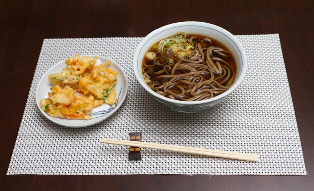 写真 うどん、ラーメン、エビ天ぷら、日本料理