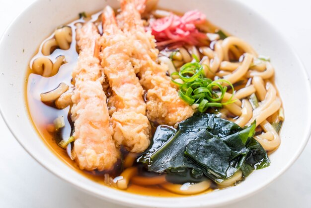 Udon ramen noodles con tempura di gamberi