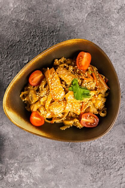 생선과 야채를 곁들인 우동 볶음 국수 아시아 요리
