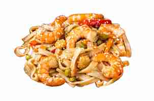 Photo udon stirfry noodles with shrimp prawns isolated on white background top view