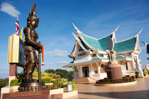 ウドンタニタイ12月18日タイの人々と旅行者のためのキングベサバナまたはクヴェラ像は、ウドンタニタイの2019年12月18日にワットパプーコン寺院を訪れ、敬意を表して祈ります