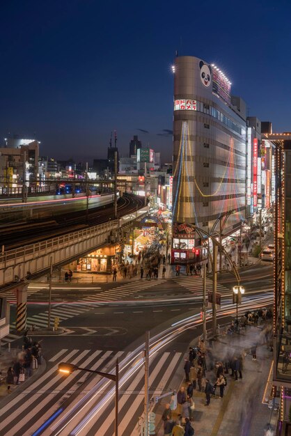 Photo ueno park street leading to the sightseeing street of ameyoko in tokyo at sunset